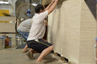 覆膜板比較普通模板可用次數(shù)多