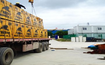 建筑模板訂單發(fā)往新疆工地-長(zhǎng)期合作!